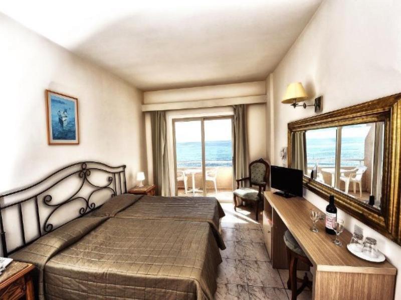 Piere Anne Beach Hotel 아이아 나파 외부 사진