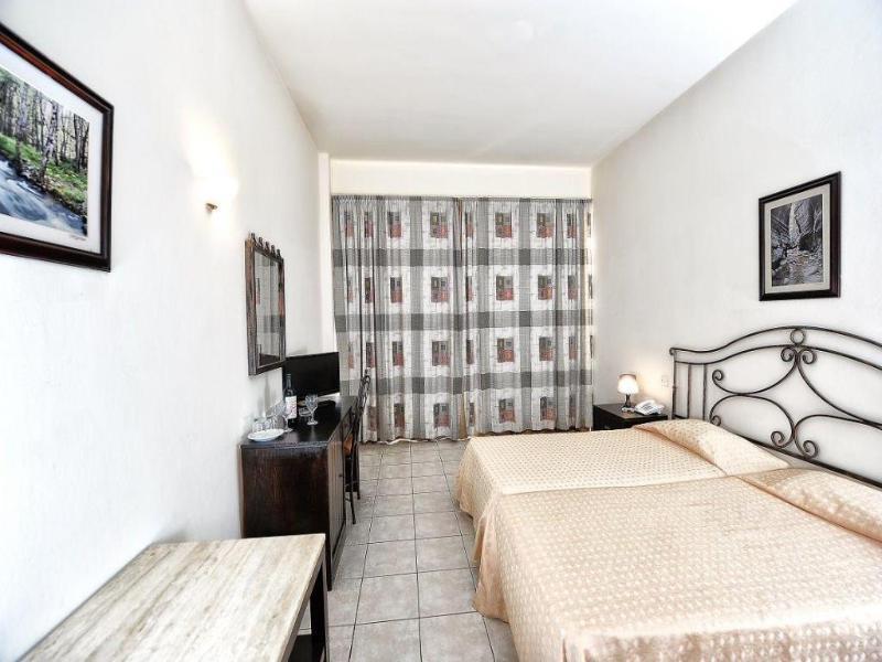 Piere Anne Beach Hotel 아이아 나파 외부 사진
